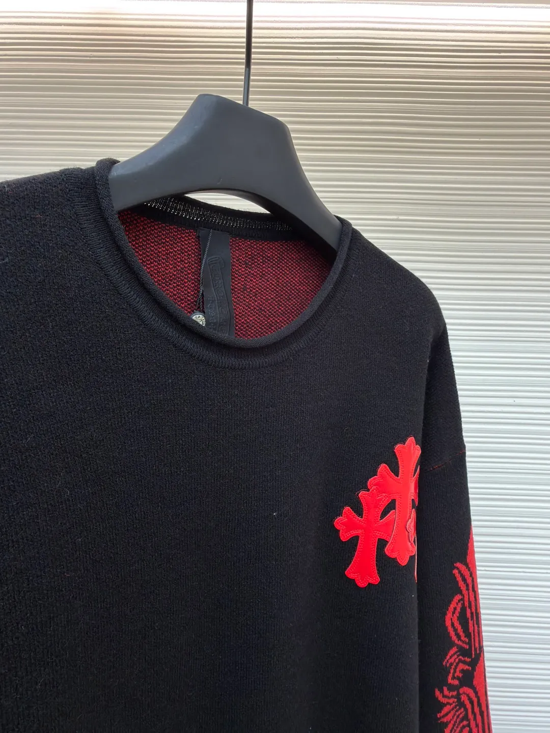 2233Chrome Hearts patent leather cross cashmere sweater ●Item number: 1682233-B05 ●Fabric: wool blended fabric ●Technology: knitted ●Color: black and red ●Version: loose fit ●Weight: about 565 grams ●Size: One size fits all ●Description: The original version was purchased from Hangzhou National Specialty School for 45,000. The fabric is made of custom-spun cashmere yarn. It feels soft and waxy. Sesame base technology is matched with arm jacquard technology. (The jacquard size will change with the number of yarn components. The yarn must be custom-woven). Customized chest patent leather Cross. Processed with imported TAJIMA machines. Customized accessories. Produced by major manufacturers that test workmanship. Full of street feel. Compare workmanship details to counters. Flash sale version on the market. The overall wiring is straight and delicate, the fabric is comfortable and soft, and the color is consistent without color difference. It can be matched with the same style to create a fashionable look, and can be used in various occasions. Customized accessories, complete with three standards, same style for men and women!